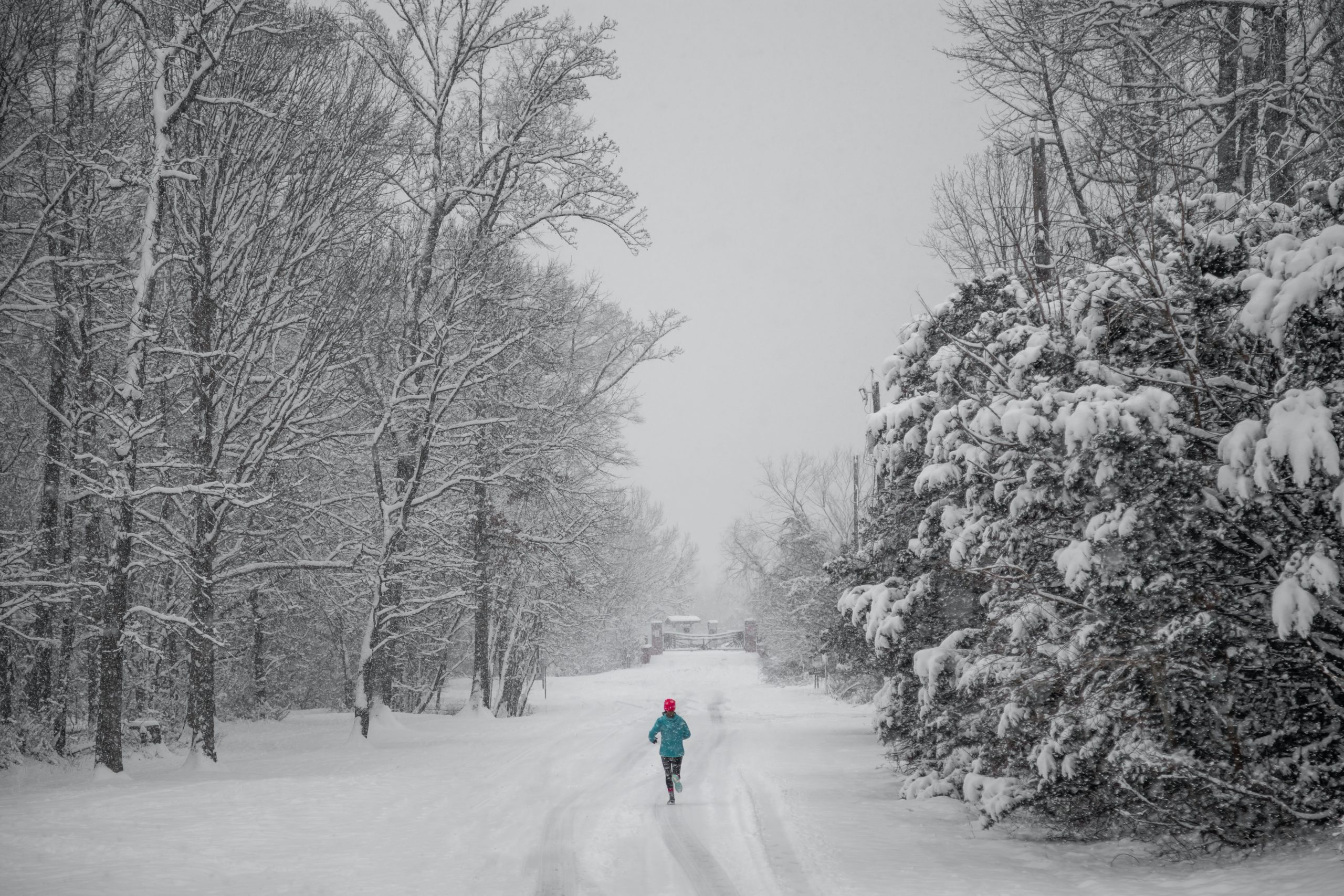 Laufen im Winter: Erfahren Sie, warum Winterläufe spezielle Risiken bergen und wie Sie sich optimal darauf vorbereiten.