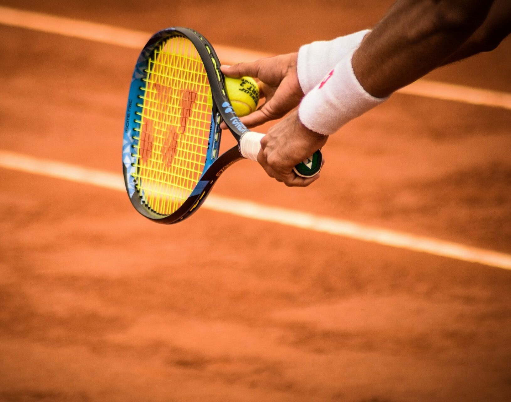 Sehnenschmerzen können beim Tennisspielen aufgrund der wiederholten Belastung auftreten. Erfahren Sie hier mehr über präventive Maßnahmen