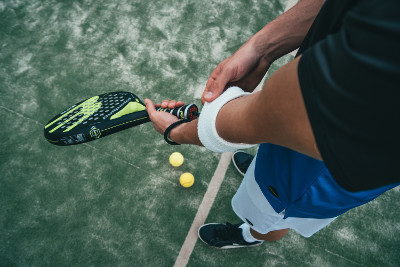 Sehnenschmerzen können oft bei Tennisspielern und Hobbysportlern aufgrund ihrer Tätigkeiten auftreten. Erfahren Sie hier mehr über präventive Maßnahmen