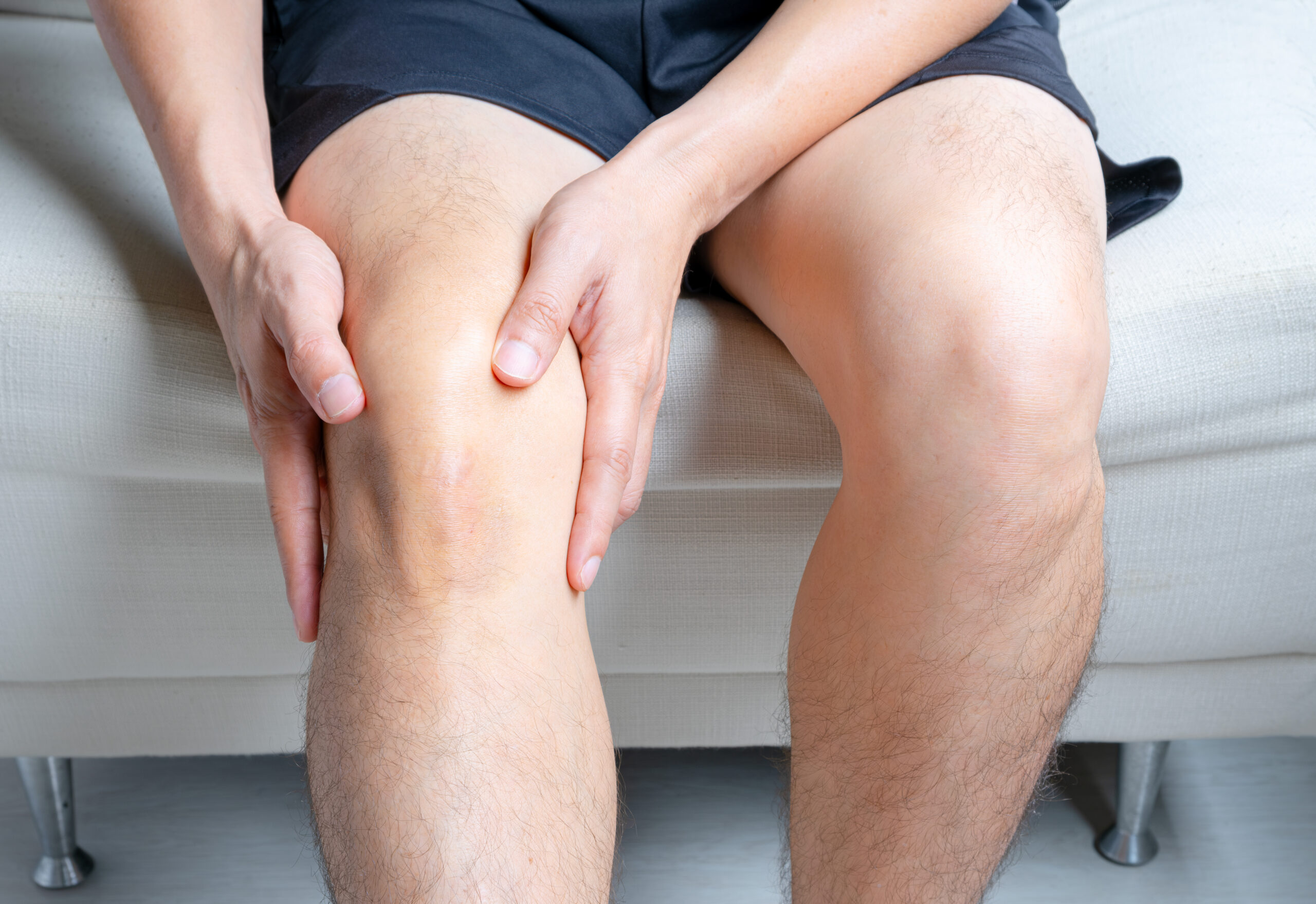 Sehnenscheidenentzündung am Knie infolge von Überlastung beim Laufen oder anderen Aktivitäten. Nahrungsergänzungsmittel Laoli V Sehne liefert wichtige Nährstoffe für das Bindegewebe
