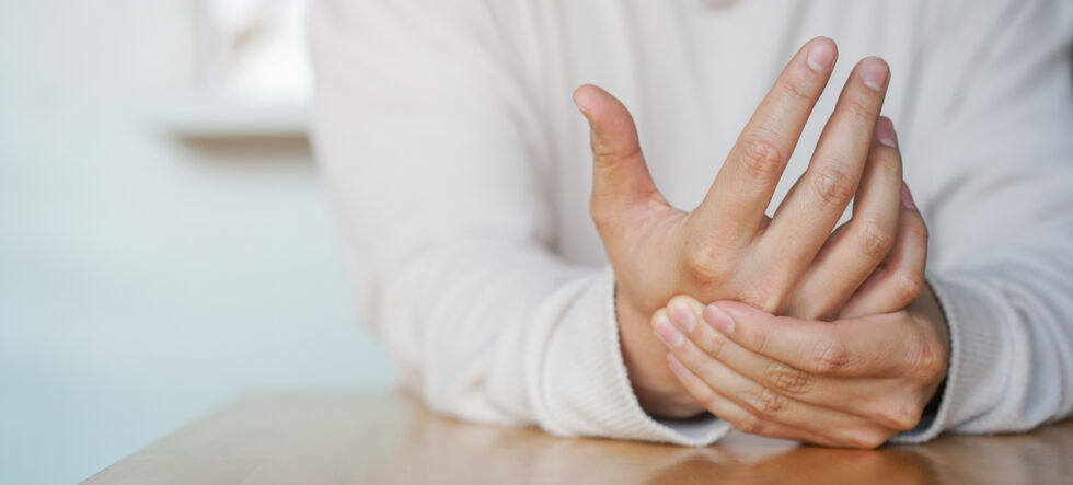 Sehne Springt über Knöchel Hand