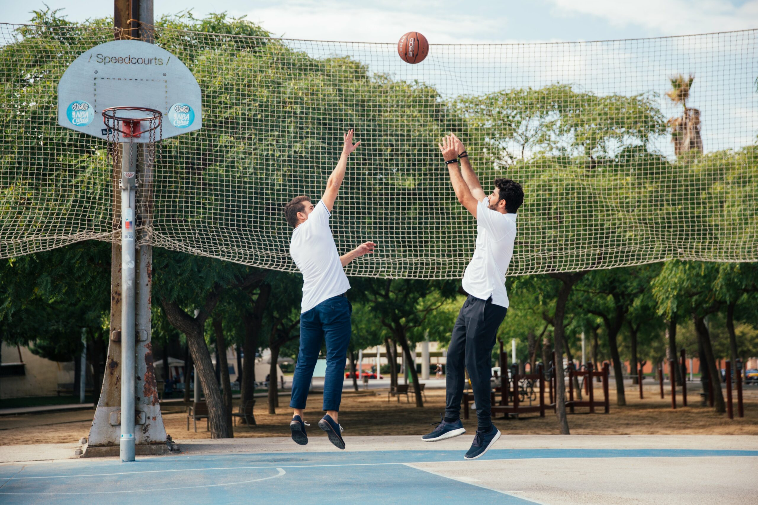 Zu den Risiken einer Sehnenscheidenentzündung zu entwickeln, gehören einige Sportarten wie Basketball